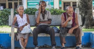 En la foto, ancianos cubanos, pobres, desilusionados