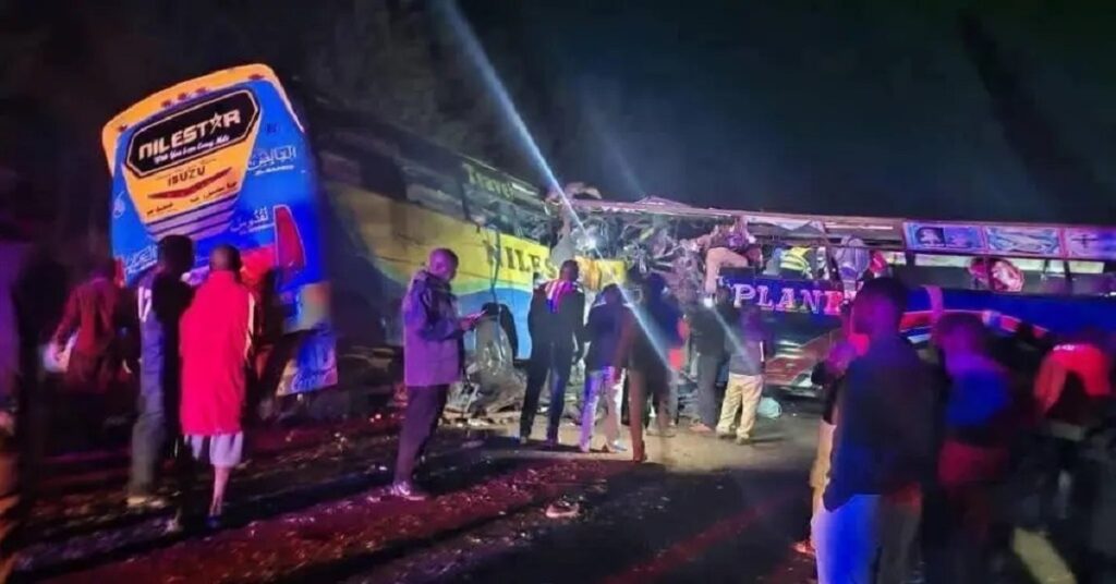 Al menos 63 muertos en un accidente tras chocar dos autobuses en el centro de Uganda 2 Imágenes del accidente múltiple en Uganda