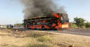 En la foto, el autobus incendiado en la India