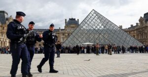 En la foto, la plaza aledaña al Louvre, patrullada por policías