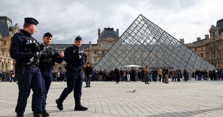 En la foto, la plaza aledaña al Louvre, patrullada por policías