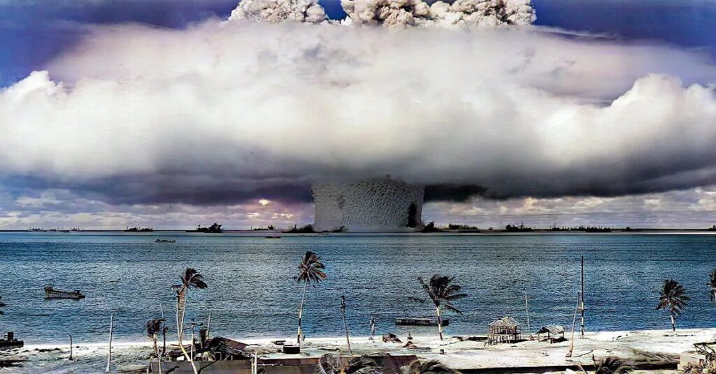 En la foto, prueba nuclear en las Islas Marshall