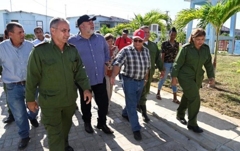 En la foto, El gobernador de Mayabeue, con personas de la cúpula castrista