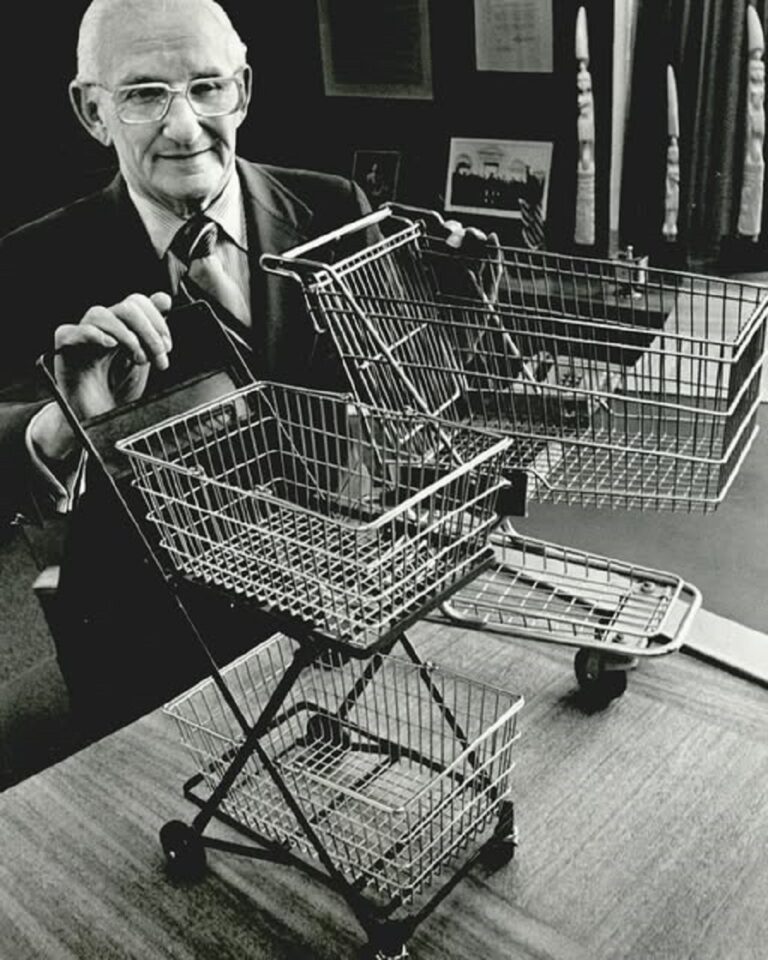 En la foto, Sylvan Goldman y su carrito de compras