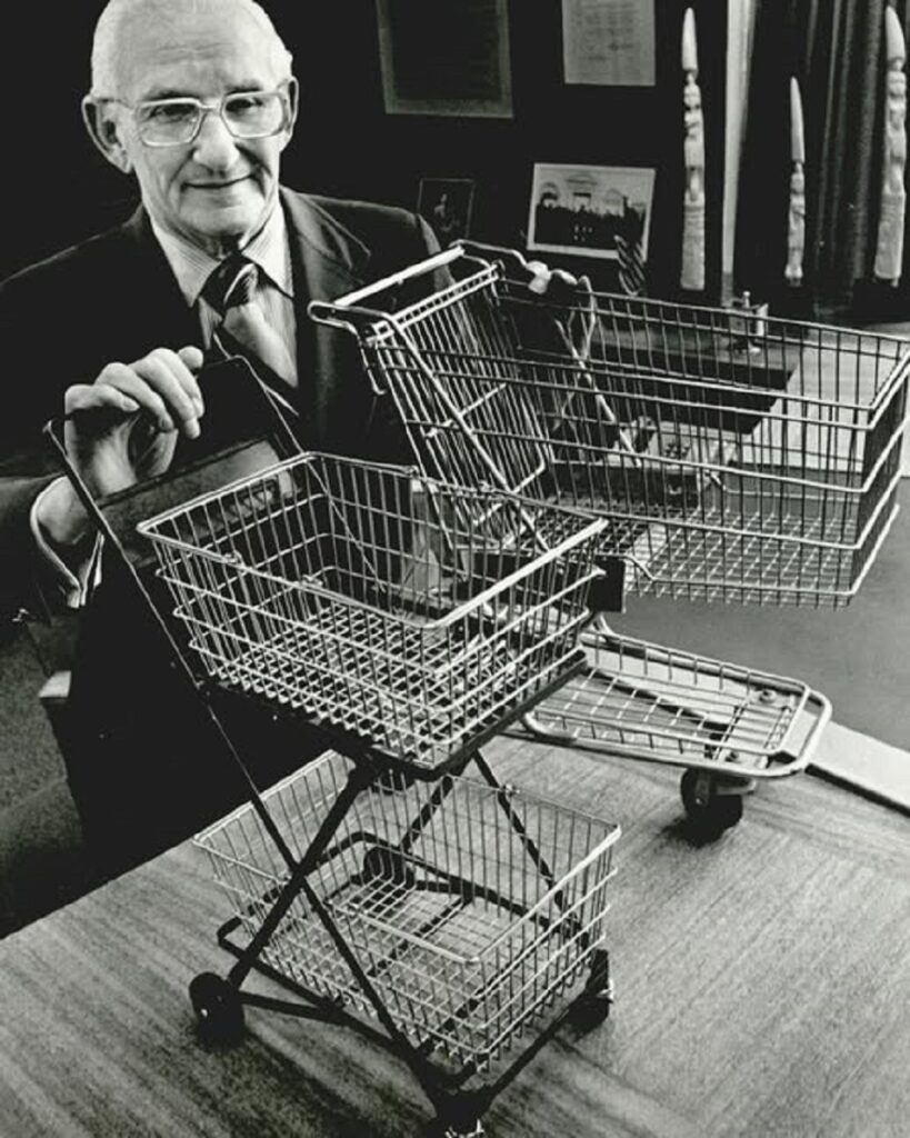 En la foto, Sylvan Goldman y su carrito de compras