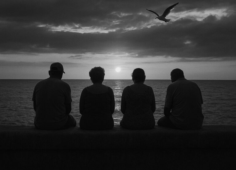 En la foto, cubanos mirando al mar desde el Malecón, un día oscuro