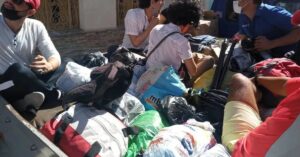 En la foto, entrega de ayuda humanitaria por la sociedad civil cubana