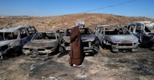 En la foto, vehículos quemados en Ramalah