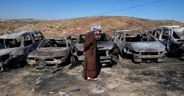 En la foto, vehículos quemados en Ramalah