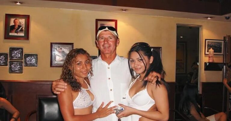 En la foto, un turista extranjero con dos chicas cubanas