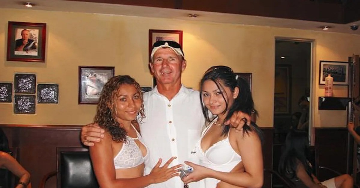 En la foto, un turista extranjero con dos chicas cubanas