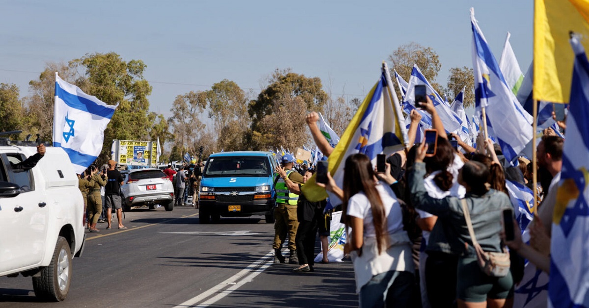 En la foto, rehenes liberados por Hamás llegan a Israel