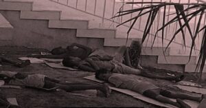 En la foto, los niños que duermen en el jardín del hotel