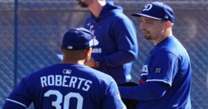 En la foto, Dave Roberts y Blake Snell