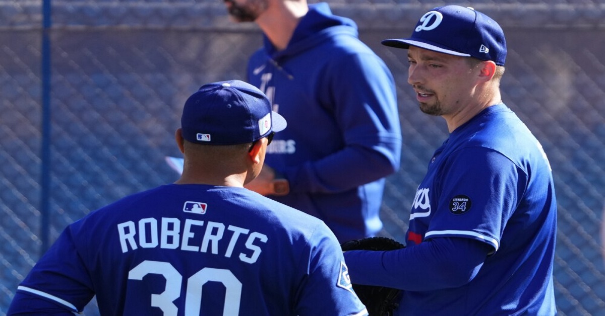 En la foto, Dave Roberts y Blake Snell