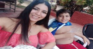 En la foto, los hijos de la autora