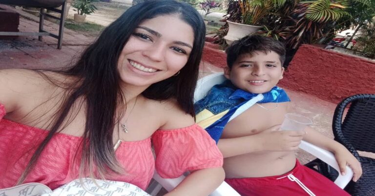 En la foto, los hijos de la autora