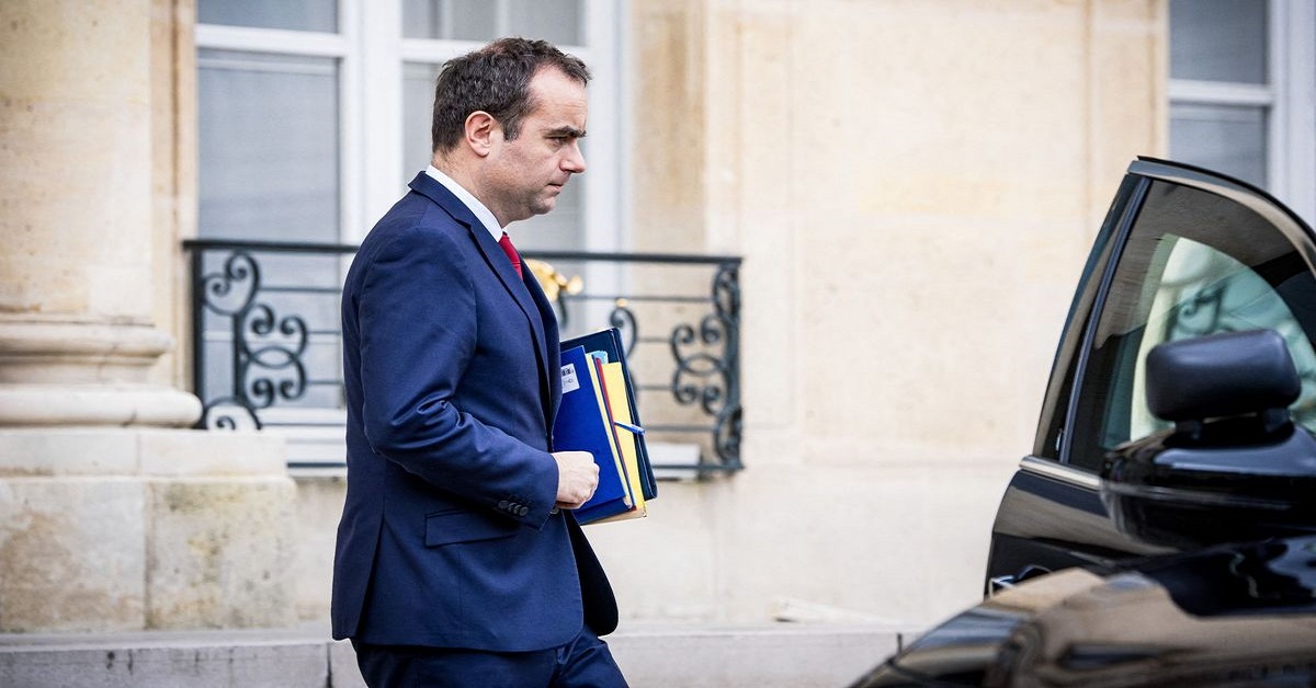 En la foto, Dimite el primer ministro francés Sébastien Lecornu sin cumplir el primer mes en el cargo