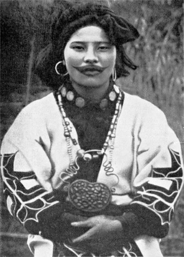 En la foto, una mujer aINU