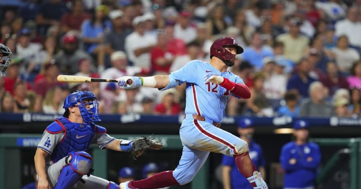 En la foto, Schwarber batea un jonrón