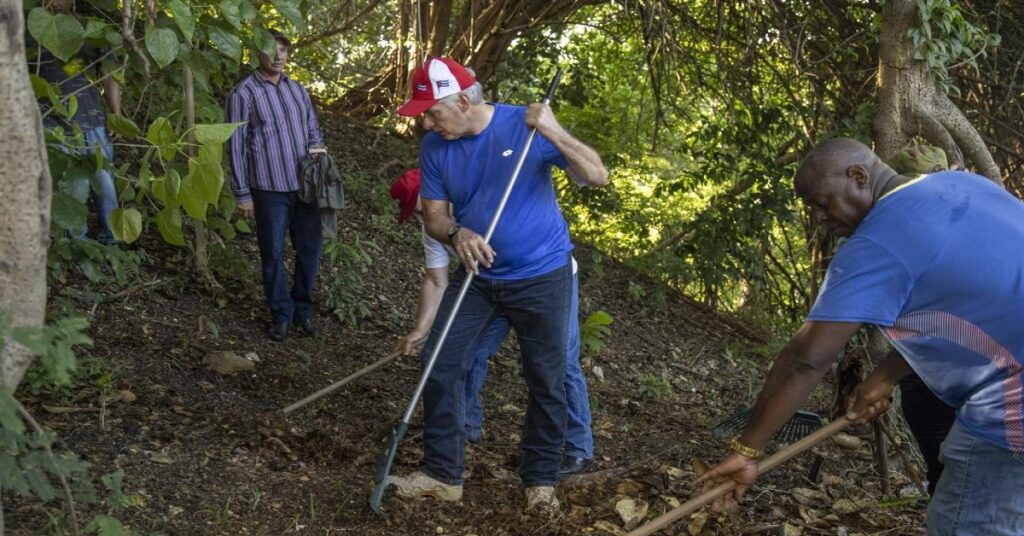 En la foto, Díaz-Canel recogiendo basura