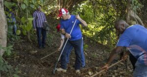 En la foto, Díaz-Canel recogiendo basura