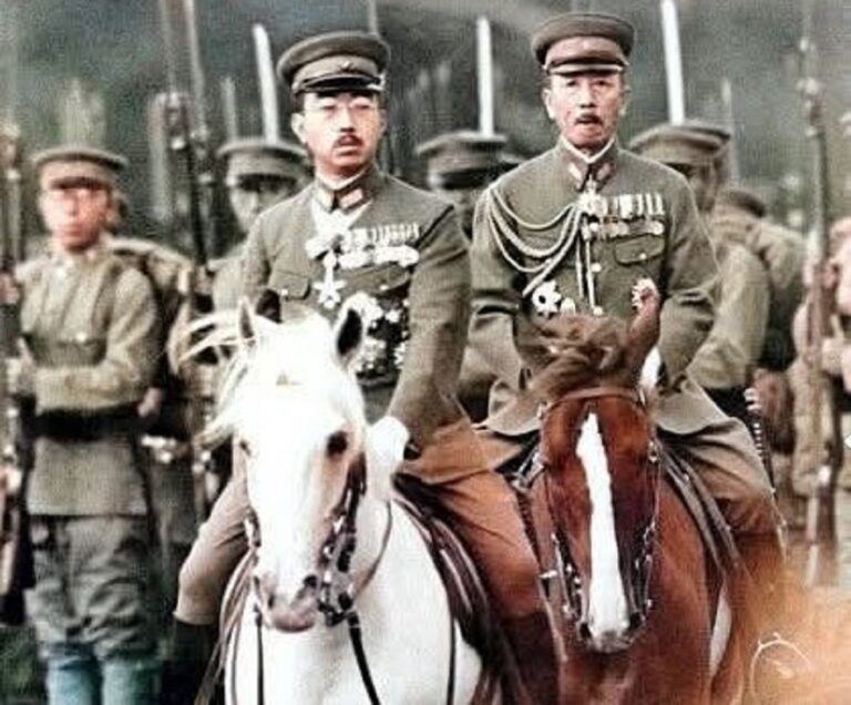 En la foto, El emperador Hirohito de Japón en su caballo Shirayuki durante un desfile militar