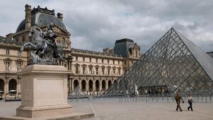 En la foto, El Louvre