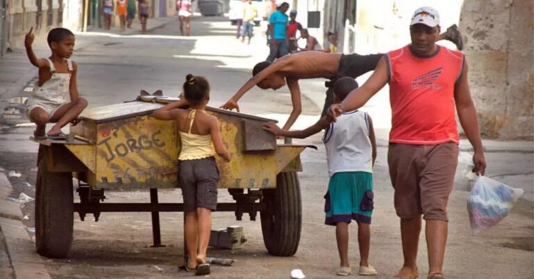En la foto, niños cubanos en la calle