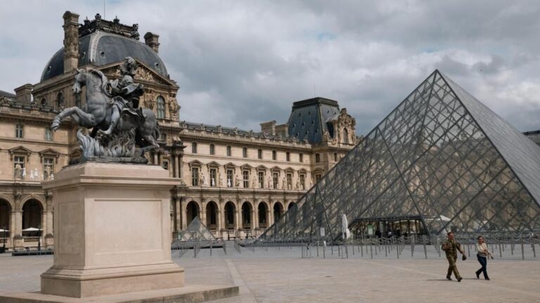 En la foto, El Louvre