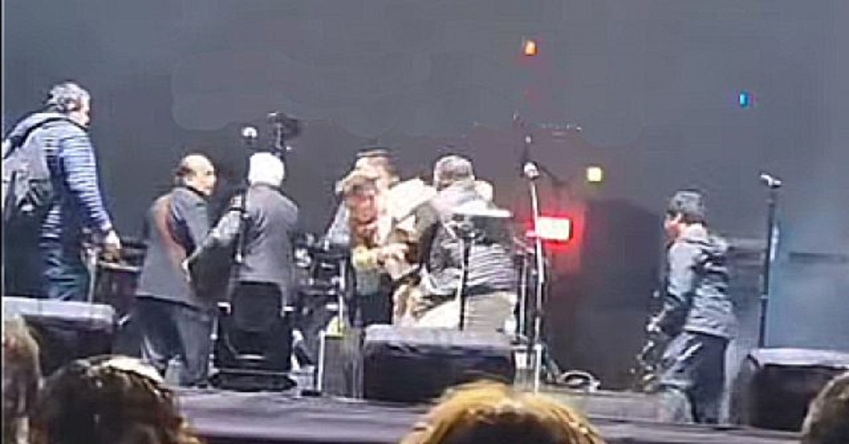 En la foto, momento del ataque a la bande de Cumbia Agua Marina en perú