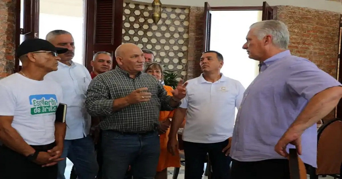 En la foto, Díaz-Canel en lo suyo... de girA