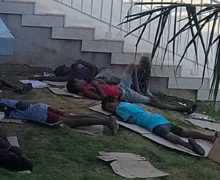 En la foto, niños cubanos que duermen en la calle