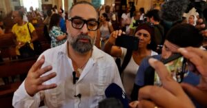 En la foto, el músico Alaín Pérez tras la misa a Celia