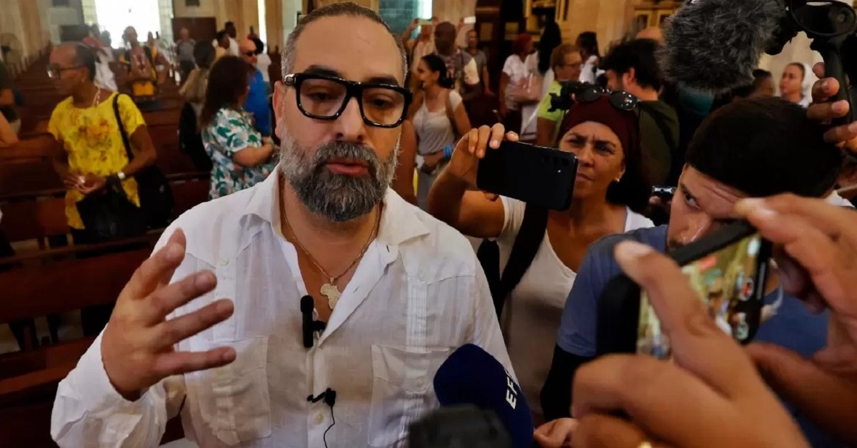 En la foto, el músico Alaín Pérez tras la misa a Celia