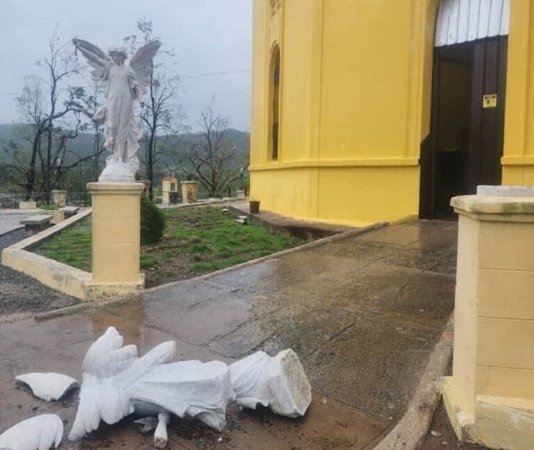 En la foto, Ángel caído en la iglesia de El Cobre en Santiago de Cuba