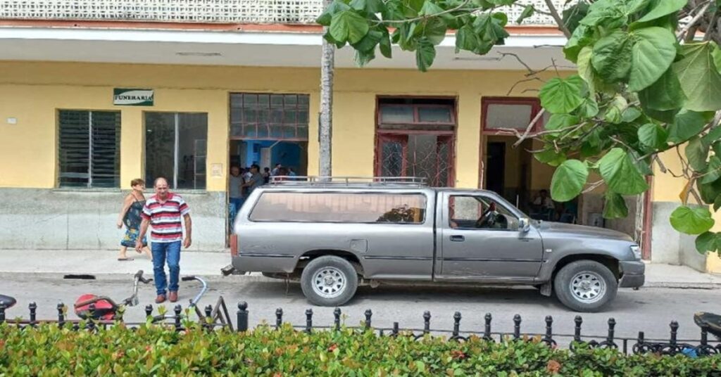 En la foto, carro fúnebre en Villa Clara