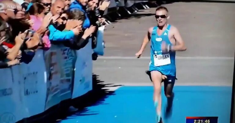 En la foto, un corredor de maratón con los testículos fuera