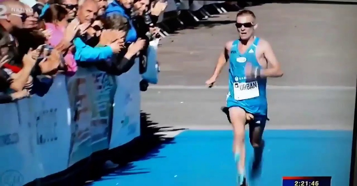 En la foto, un corredor de maratón con los testículos fuera