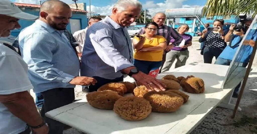 En la foto, el presidente cubano posa para una foto en Caibarién