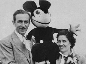 En la foto, La familia Dusney con su ratón