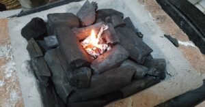 En la foto, una cocina de carbón en Cuba