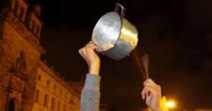 En la foto, un toque de cazuela en la noche cubana