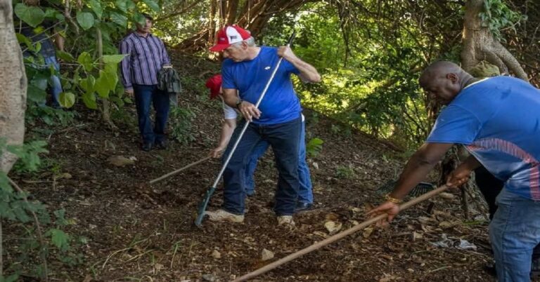 En la foto, el presidente cubano recogiendo basura