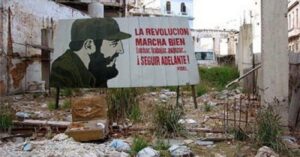 En la foto, una imagen de Fidel Castro en medio de la destrucción