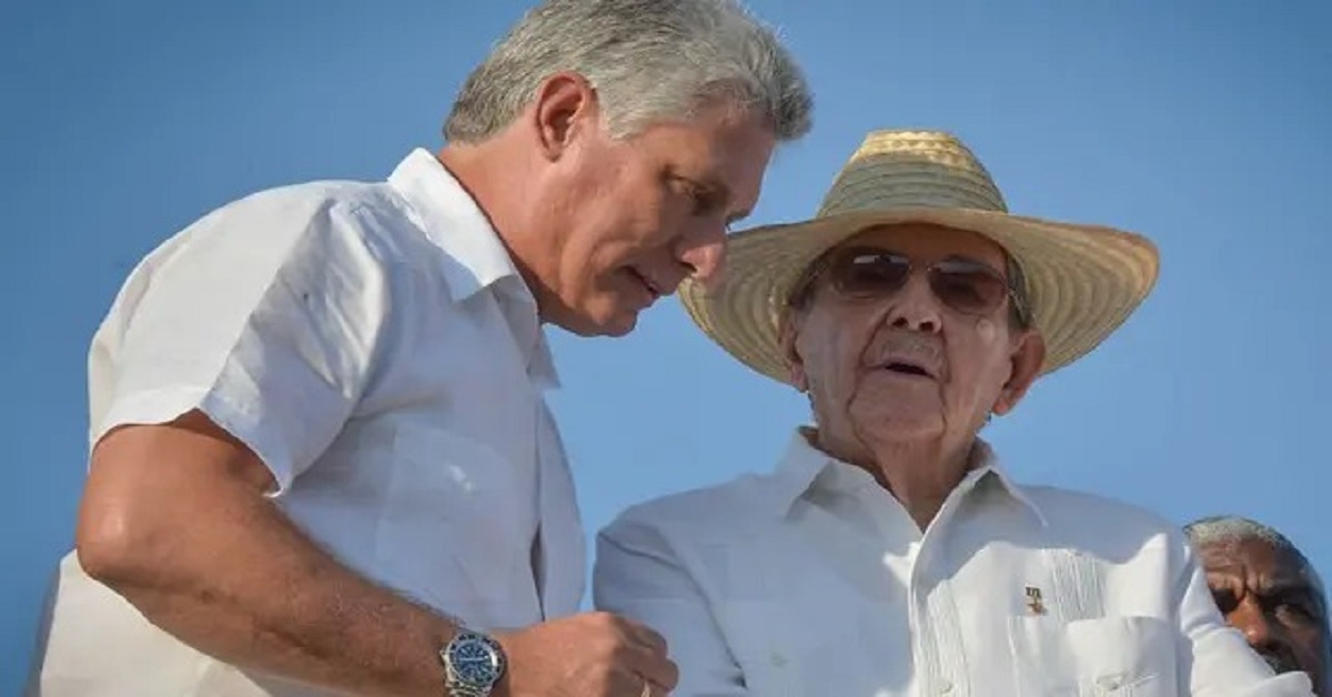 En la foto, Miguel Díaz-Canel y Raúl Castro