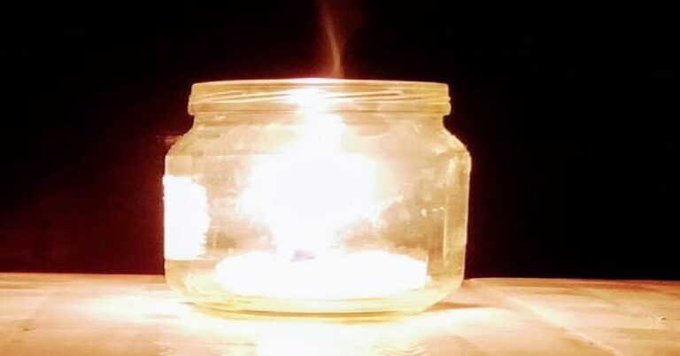 En la foto, una lámpara de emergencia para Cuba