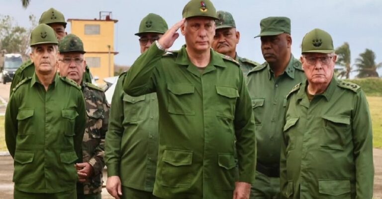 En la foto, Díaz-Canel rodeado de militares