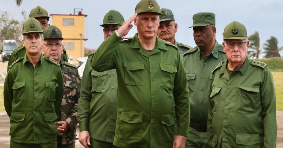 En la foto, Díaz-Canel rodeado de militares