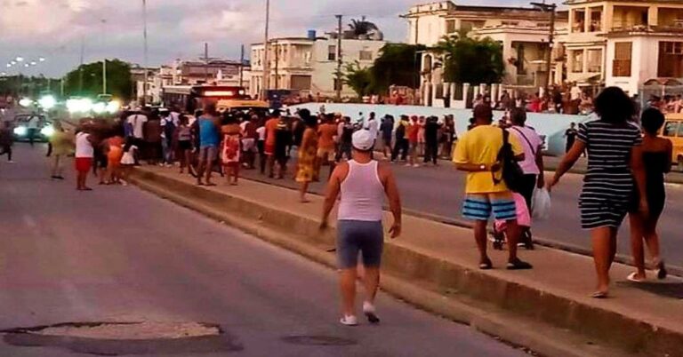 En al foto, protestas por el agua en Cuba